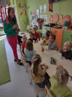 SENSORYCZNIE SIĘ ROZWIJAM BO SKACZĘ, BIEGAM, BADAM I DOTYKAM